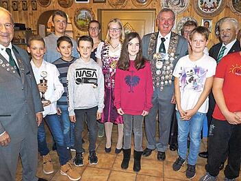 Günter Rüdiger (l.), Roswitha Schütze (4. v. r.) und Robert Adler (2. v. r.) zeichneten die erfolgreichen Schützen aus. Foto: Richard Sänger