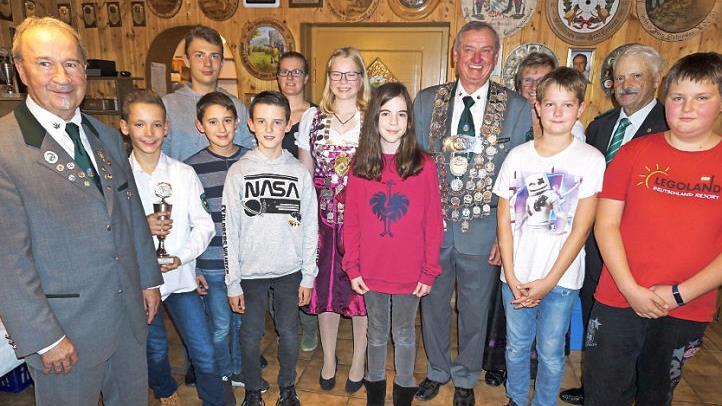Günter Rüdiger (l.), Roswitha Schütze (4. v. r.) und Robert Adler (2. v. r.) zeichneten die erfolgreichen Schützen aus. Foto: Richard Sänger