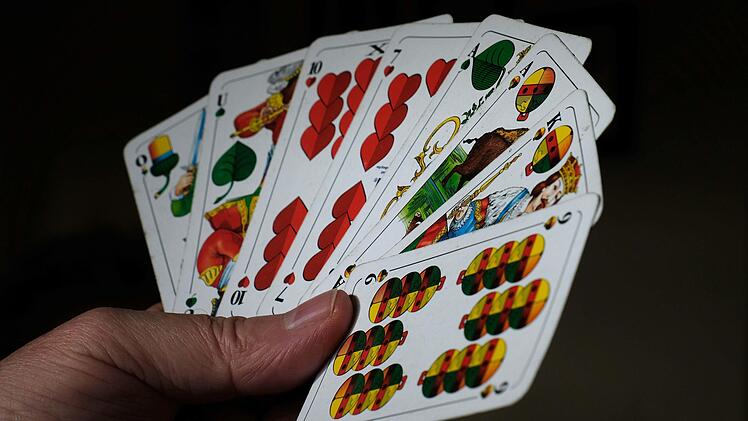 Ein ordentliches Blatt auf der Hand, Konzentration beim Spiel und gelegentlich einen flotten Spruch -  das macht den Senioren beim Schafkopfen Spaß. Gerd Schaar