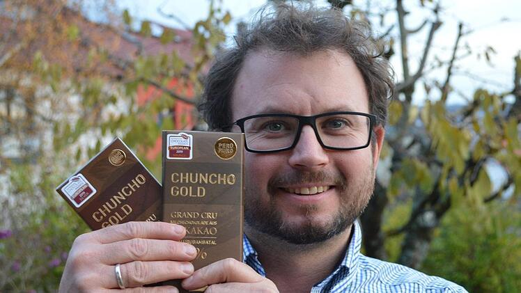 Arno Wielgoss mit den in Guatemala ausgezeichneten Chuncho-Gold-Tafeln.  Isolde Krapf