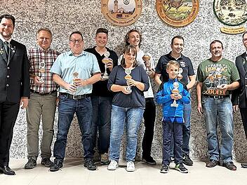 Die Vertreter der besten acht Mannschaften des Bürgerschießens wurden vom Vorsitzenden Stefan Hartmann (r.) und Schützenmeister Thomas Kohlmann (l.) ausgezeichnet.