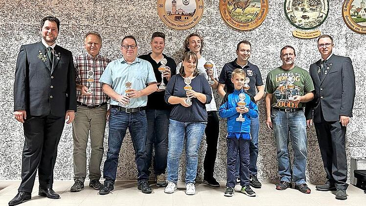 Die Vertreter der besten acht Mannschaften des Bürgerschießens wurden vom Vorsitzenden Stefan Hartmann (r.) und Schützenmeister Thomas Kohlmann (l.) ausgezeichnet.