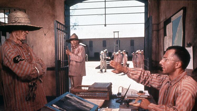 Der verurteilte Betr&uuml;ger Louis Dega (Dustin Hoffman, rechts) hat sich mit den Haftbedingungen in der Strafkolonie arrangiert.