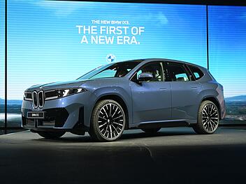 BMW iX3 steht bei der Premiere vor Beginn der IAA auf der B&uuml;hne