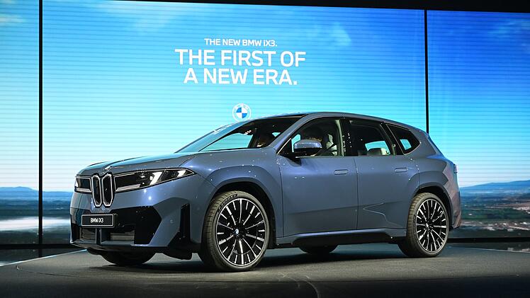 BMW iX3 steht bei der Premiere vor Beginn der IAA auf der B&uuml;hne