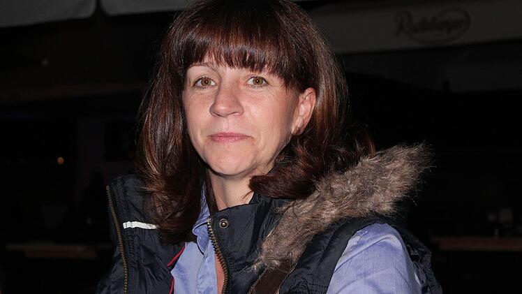Katrin Heim aus Bad Kissingen: "Ich weiß noch nicht wen ich wähle, denke aber auch nicht, dass sich durch das Rede-Duell etwas ändert. Die schieben sich nur den Ball hin und her und machen Versprechungen." Katrin Heim verfolgt das TV-Duell vor allem aus beruflichem Interesse. "Ich arbeite im Bereich Pflege. Das ist eine politische Sache, die von der Politik geklärt und gestärkt werden muss. Vor allem wenn ich mir die Altersarmut bei Patienten anschaue, finde ich, da muss etwas getan werden."