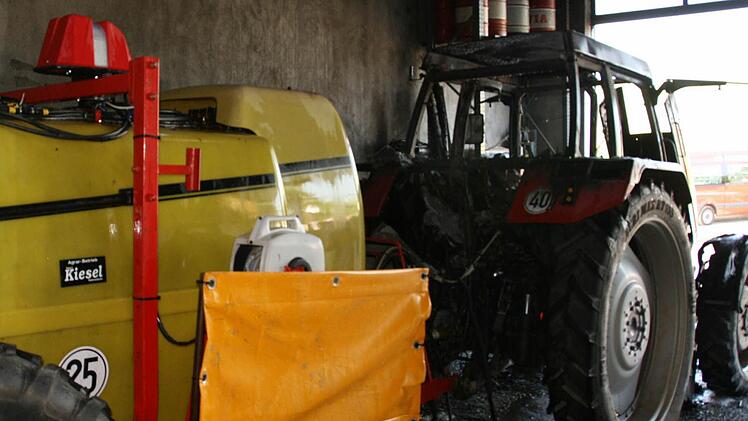 Traktor mit Anhänger in der Lagerhalle