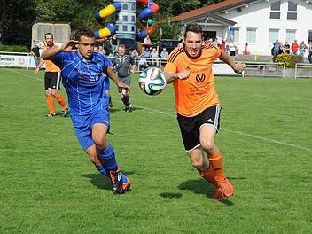 Fokussiert: Das Spielgerät im Blick haben Ramsthals Maurice Ortmann (links) und Marco Krapf (TSV Wollbach). Foto: Hopf