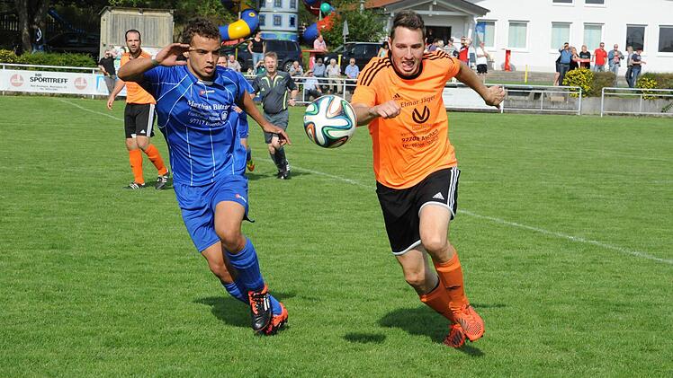 Fokussiert: Das Spielgerät im Blick haben Ramsthals Maurice Ortmann (links) und Marco Krapf (TSV Wollbach). Foto: Hopf