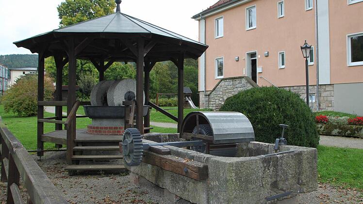 Die Mahlwerke aus der Stock-Papiermühle unter der Sinntalbrücke bei Riedenberg brachten die Tätsch'r im Jahr 1984 nach Bad Brückenau.