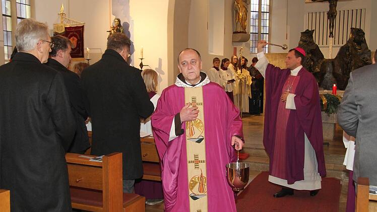 Feierlich besprengte Weihbischof Herwig Gössl den Kirchenraum. Foto: Sonja Adam