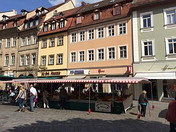 Erste Schritte zu einer neuen Marktordnung hat der Stadtrat unternommen: Die Sperrwirkung der geschlossenen Marktstände am Grünen Markt soll vor der Ladenfront, aber auch vor der Kirche St. Martin abgemildert werden. Foto: Michael Wehner