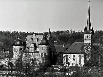 Historische Ansicht von Schloss und Kirche in Ahorn. Das Schloss und die unmittelbar angrenzende Kirche prägen das Ortsbild von Ahorn bis heute. Das Schloss wurde Mitte des 16. Jahrhunderts auf den Resten eines Vorgängerbaus errichtet.Foto: Archiv/Klaus Wöhner