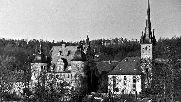 Historische Ansicht von Schloss und Kirche in Ahorn. Das Schloss und die unmittelbar angrenzende Kirche prägen das Ortsbild von Ahorn bis heute. Das Schloss wurde Mitte des 16. Jahrhunderts auf den Resten eines Vorgängerbaus errichtet.Foto: Archiv/Klaus Wöhner