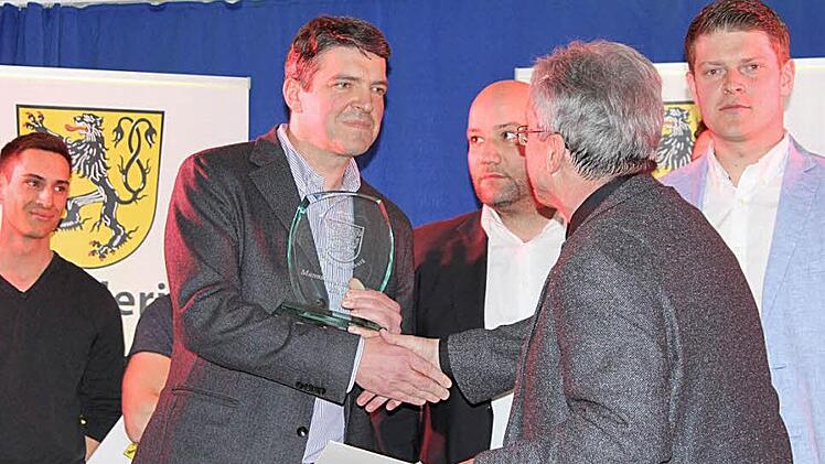 Die Sportkegler freuten sich riesig über ihre Auszeichnung als Mannschaft des Jahres . Fotos: Manja von Nida