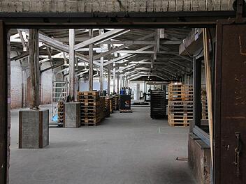 Die ehemalige Stückguthalle am Güterbahnhof könnte das erste Quartier des Digitalen Gründerzentrums werden - vorausgesetzt, die Coburger Bewerbung hat Erfolg. Foto: Simone Bastian