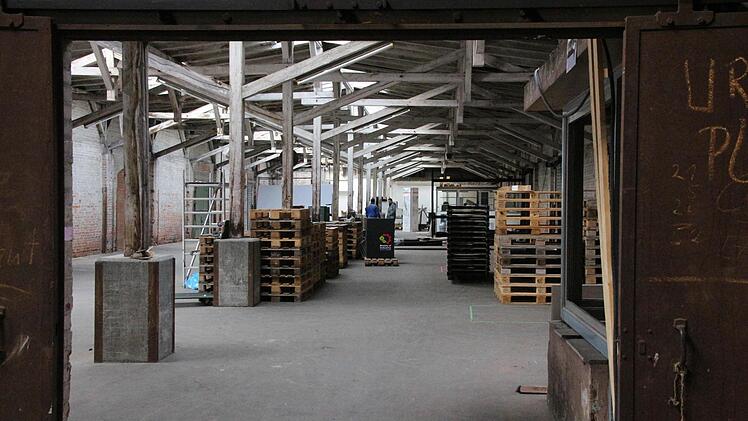 Die ehemalige Stückguthalle am Güterbahnhof könnte das erste Quartier des Digitalen Gründerzentrums werden - vorausgesetzt, die Coburger Bewerbung hat Erfolg. Foto: Simone Bastian