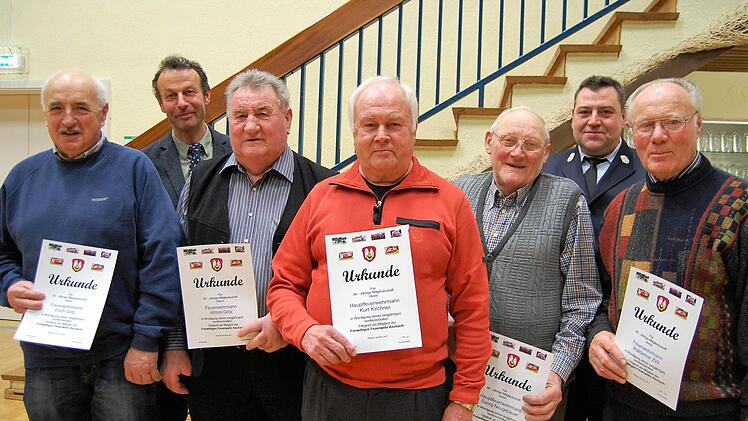 Für ihre Treue ehrten dritter Bürgermeister Holger Tilmann (hinten links) und Vereinsvorsitzender Horst Krapf (hinten rechts) Erich Götz (50 Jahre Mitglied, von links) sowie Alfons Götz, Kurt Kirchner, Georg Neugebauer und Waldemar Zirk (alle 60 Jahre).