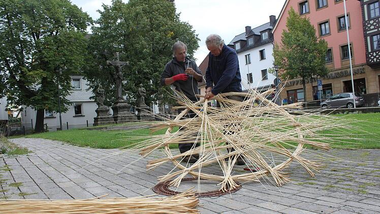 Auf der Grünfläche an der Kirche werden vier überdimensionale Flechtobjekte entstehen. Foto: Popp