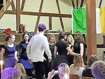 Auch Tanz und Musik durften nat&uuml;rlich beim irischen Abend im Stadel des "Caf&eacute; Kitsch" nicht fehlen. Foto: privat