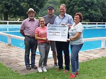 Im Bad erfolgte die Scheck&uuml;bergabe (v.&nbsp;l.): Stefan Albert, Christin Kellner, Bernhard Knauer, Uwe Bellmann und Doris Kraus.  Foto: privat