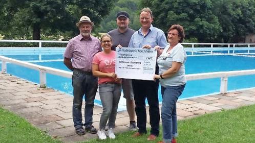 Im Bad erfolgte die Scheck&uuml;bergabe (v.&nbsp;l.): Stefan Albert, Christin Kellner, Bernhard Knauer, Uwe Bellmann und Doris Kraus.  Foto: privat