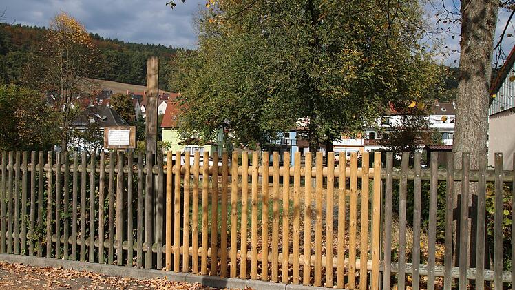 Fest montierte Zaunelemente riegeln den ehemaligen Fußweg über den Blaicher Spielplatz ab.Foto: Katrin Geyer