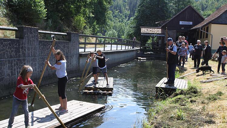 Ihren Spaß hatten die jungen Besucher beim Kinder-Blöchertrift auf dem Mühlbach.Michael Wunder