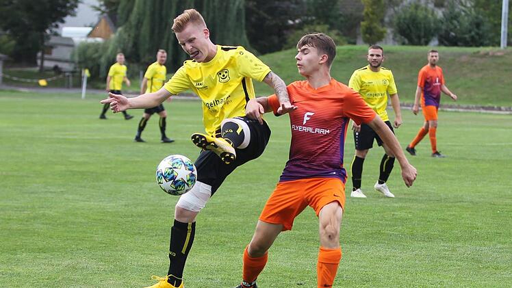 Mit vollem Körpereinsatz schirmt Niklas Trommer vom TSV Scherneck den Ball gegen den Dietersdorfer Moritz Kobriger ab. Trommer erzielte beim 8:0-Kantersieg seiner Mannschaft zwei Treffer.  Foto: Lisa Hümmer