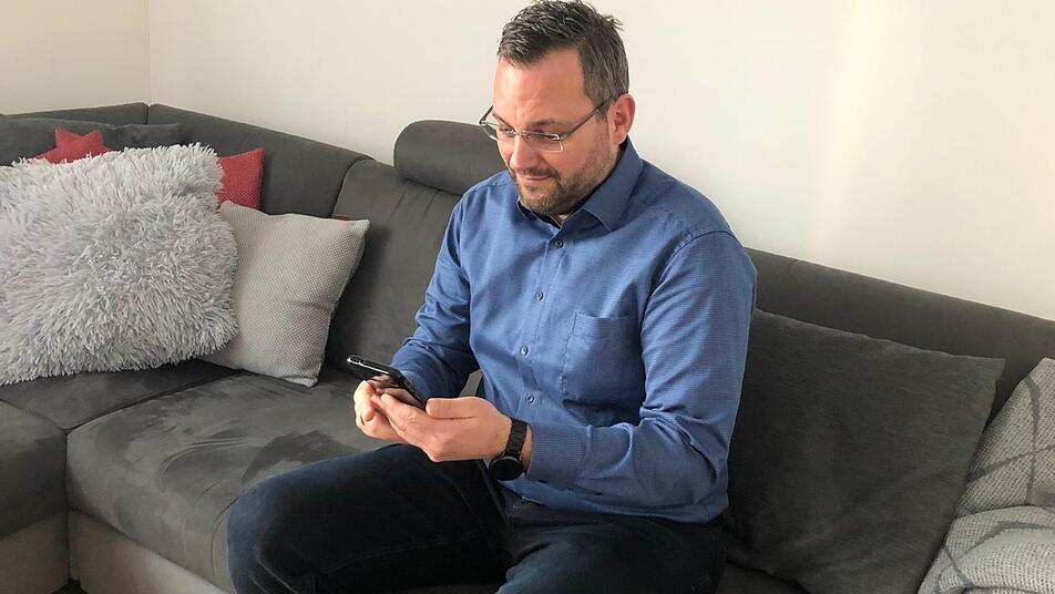 Erleichterung bei Michael Dütsch, als er am Handy sieht, dass er der neue Bürgermeister ist. Foto: privat