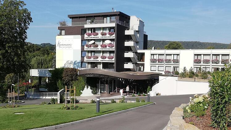 Ende September werden alle Baumaßnahmen abgeschlossen sein: Blick vom neuen Parkplatz auf den neu gestalteten Hoteleingang mit seinem geschwungenen Vordach. Foto: Sigismund von Dobschütz