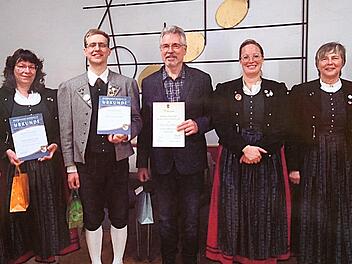 Der Musikverein &bdquo;Frohsinn Frankenbrunn&ldquo; ehrt langj&auml;hrige Mitglieder.