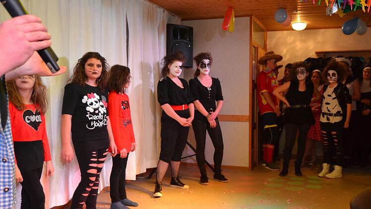 Die Sunshine-Girls zeigten einen Showtanz zu Rockklassikern.