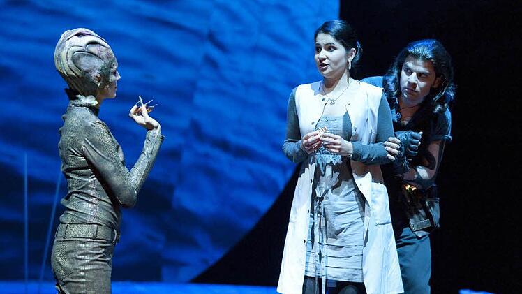 Szene aus "Rusalka" mit Jordanka Milkova als Hexe, Judita Nagyova als Küchenjunge und Javid Samadov als Förster