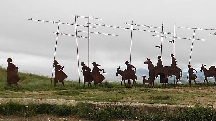 Eine Pilgerskulpturengruppe auf einer Bergkuppe hinter Pamplona "Sierra del Perdón" - beeindruckend findet Helmut Böhnlein.