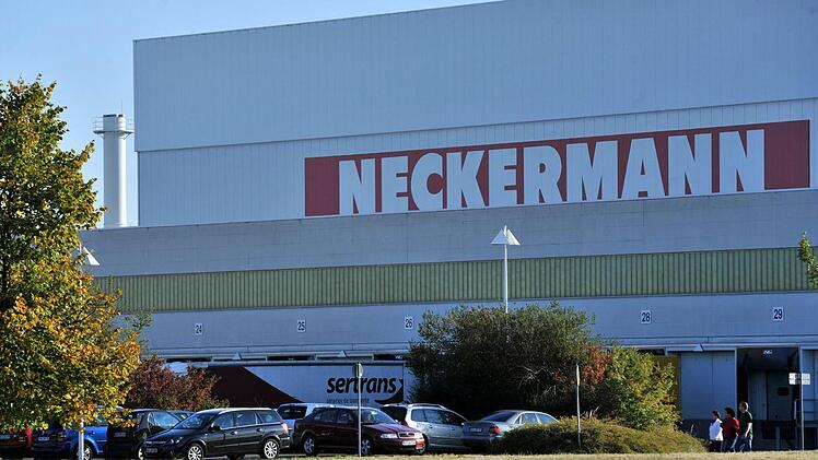 Das ehemalige Neckermann-Versandlager in Sachsen-Anhalt, direkt an der A 9, wurde von der Bertelsmann-Tochtergesellschaft Arvato übernommen. Dort werden bald die Aufträge für Fressnapf bearbeitet.  Foto: Hendrik Schmidt/dpa