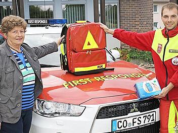 Renate Mannel (links) übergibt den neuen Einsatzrucksack und ein Pulsoxymeter an den neuen Leiter der First Responder Untersiemau, Gabriel Schrader.  Foto: Michael Stelzner