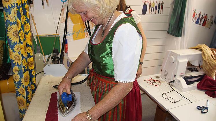 Lisa Thierauf beim Bügeln eines Stoffstückes