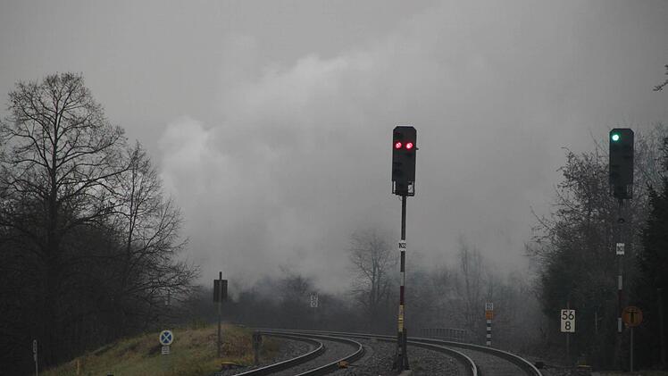 Was bleibt, ist der Rauch der Zugmaschine, die Richtung Kulmbach verschwunden ist. Foto: Jürgen Gärtner