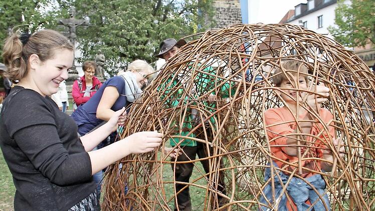 Der Lichtenfelser Korbmarkt hat sich zu einem bedeutenden Wirtschaftsfaktor entwickelt. Die Besucher schätzen vor allen die vielen Mitmachaktionen und das bunte Rahmenprogramm.  Foto: Gerda Völk