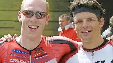 Gesamtsieger und Triathlon-Profi Henry Beck (HSV Weimar, r.) freut sich ebenso wie der "ambitionierte Amateur" Alexander Bechtel aus Redwitz, der mit nur sieben Minuten R&uuml;ckstand Platz 8 erreichte.