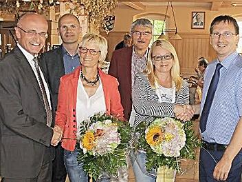 Erfreut über 20 Jahre Herzsportgruppe Maroldsweisach (von links): Landrat Wilhelm Schneider, VHS-Geschäftsführer Holger Weininger, Übungsleiterin Marion Schlote, Bernhard Schurig (VHS), Dr. Leonore Jahn und Bürgermeister Wolfram Thein.  Foto: Helmut Will