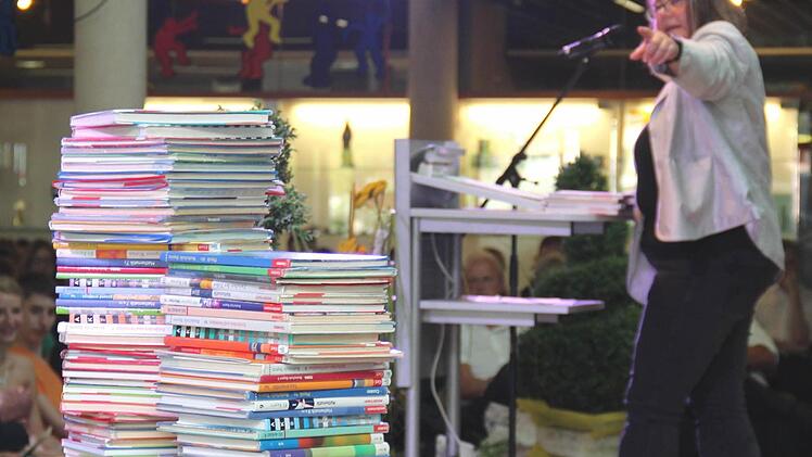 Jutta Romeis mit den Büchern