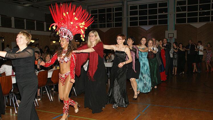 Besonderes Glanzlicht des Abends waren die Sambatänzerinnen von "Samba Calende", die zum Abschluss zur Samba-Polonaise einluden.