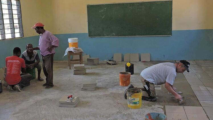 In der Tumaini-Schule wurden die Böden gefliest. Jetzt gibt es auch einen solarbetriebenen Brunnen.  Foto: Reinhard Beichel