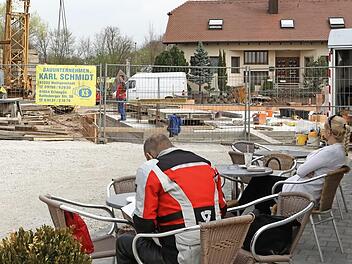 Erlebnis-Cafe': Von der Terrasse des bisherigen Bäckerei-Containers aus kann man den Bau der festen Niederlassung mitverfolgen.  Foto: Barbara Herbst