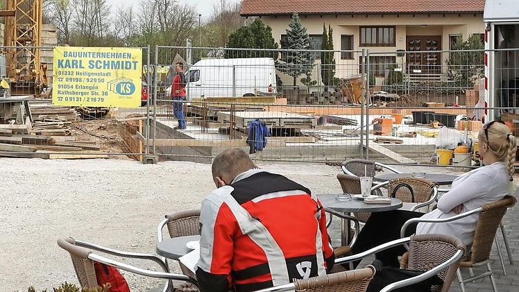Erlebnis-Cafe': Von der Terrasse des bisherigen Bäckerei-Containers aus kann man den Bau der festen Niederlassung mitverfolgen.  Foto: Barbara Herbst