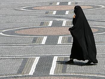 In M&uuml;nchen: Eine Frau in einer Burka geht &uuml;ber den Odeonsplatz. Foto: Frank Leonhardt, dpa