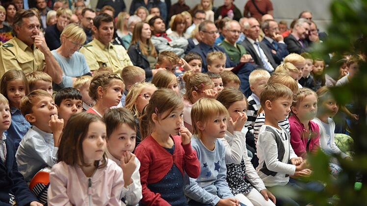 Die Erstklässler der Pestalozzischule blickten gestern erwartungsvoll auf den ersten Schultag.