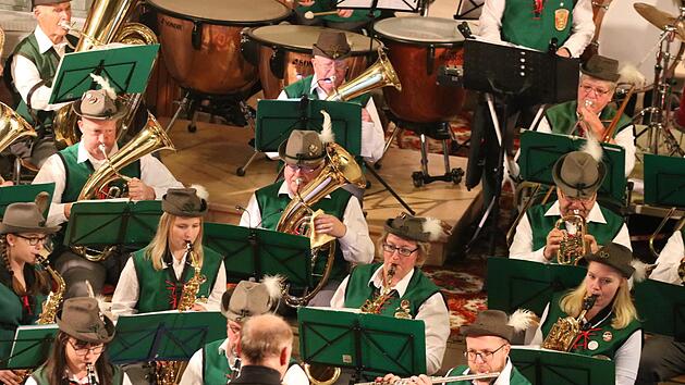 Festliche Bl&auml;sermusik zum Advent pr&auml;sentierte der Wildfleckener Musikzug in der Kirche Sankt Josef. Sebastian Schmitt
